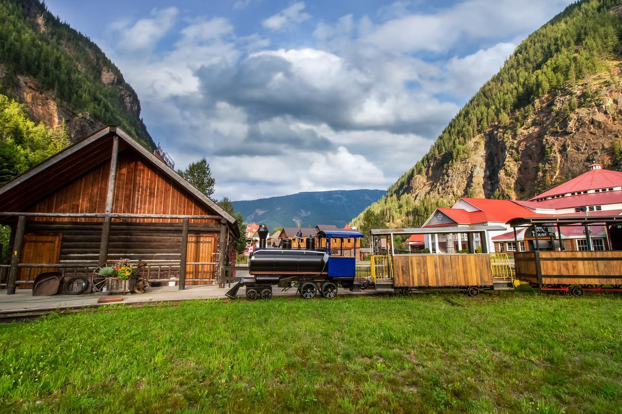 Three Valley Lake Chateau Revelstoke Bagian luar foto